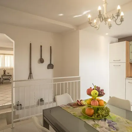 Domus Claudia - *
